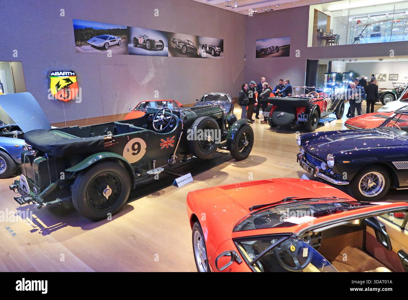 Bond Street, London, Großbritannien. Das Innere des Bonhams Auktionshauses zeigt seltene Autos zum Verkauf. Bentley V8, Mitte links. Stockfoto