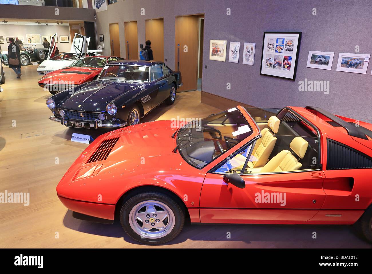 Bond Street, London, Großbritannien. Das Innere des Bonhams Auktionshauses zeigt seltene Autos zum Verkauf. Ferrari (vorn) Maserati (hinten) Stockfoto