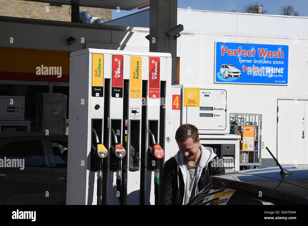 Kopenhagen Dänemark./18.April 2020 / Shell-Tankstelle in Kastrup eröffnet und beim Covid-19 in Dänemark wird Benzin gepumpt. (Foto..Francis Dean / Deanpictures). Stockfoto