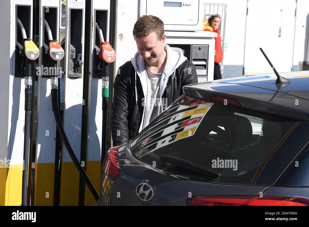 Kopenhagen Dänemark./18.April 2020 / Shell-Tankstelle in Kastrup eröffnet und beim Covid-19 in Dänemark wird Benzin gepumpt. (Foto..Francis Dean / Deanpictures). Stockfoto