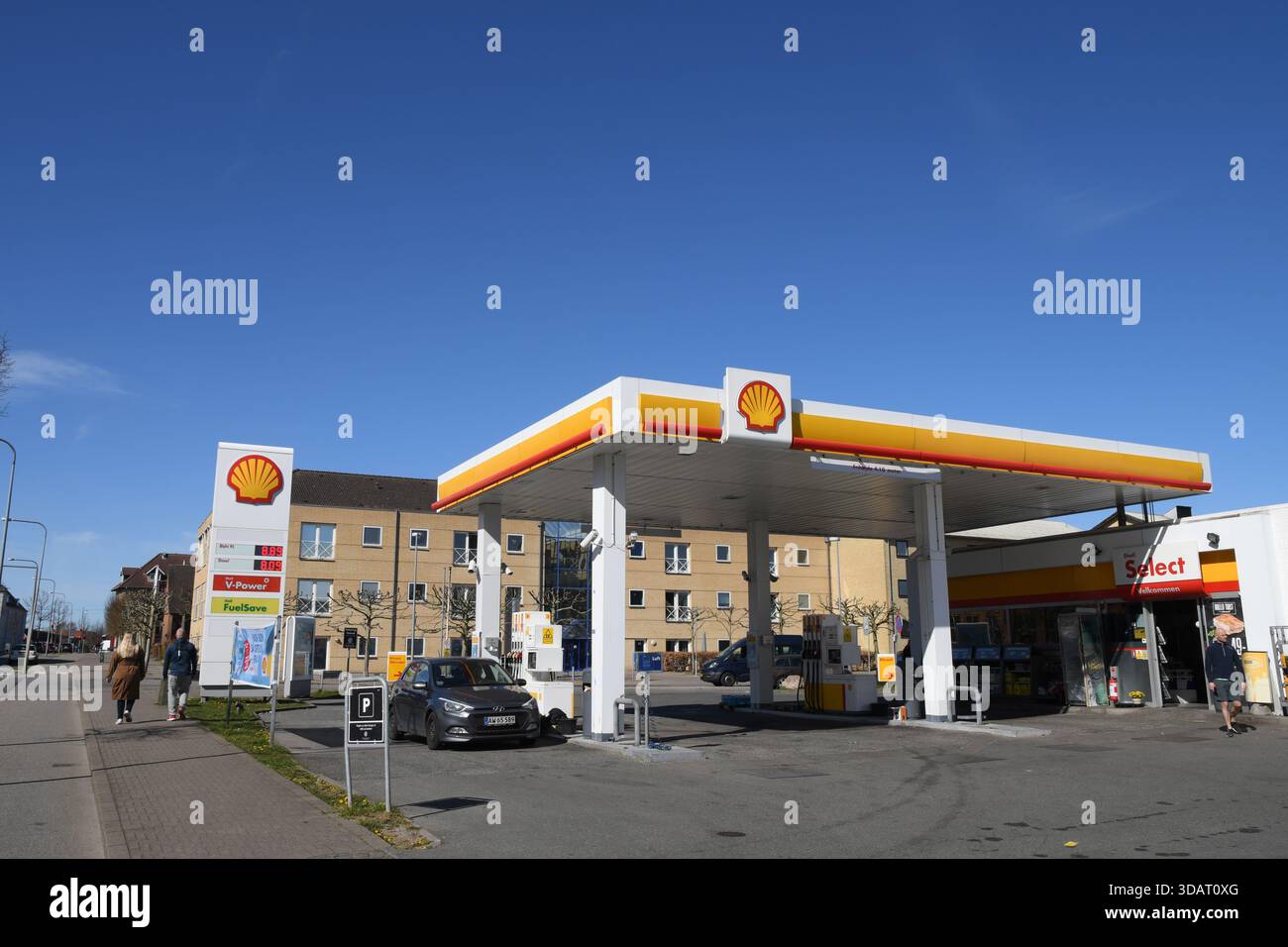 Kopenhagen Dänemark./18.April 2020 / Shell-Tankstelle in Kastrup eröffnet und beim Covid-19 in Dänemark wird Benzin gepumpt. (Foto..Francis Dean / Deanpictures). Stockfoto