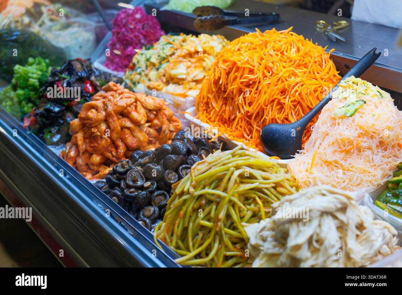 Auswahl an traditionellen koreanischen Banchan-Beilagen, einschließlich Kimchi, eingelegte Karotten, Pilze und Gemüse, auf dem Markt Stockfoto