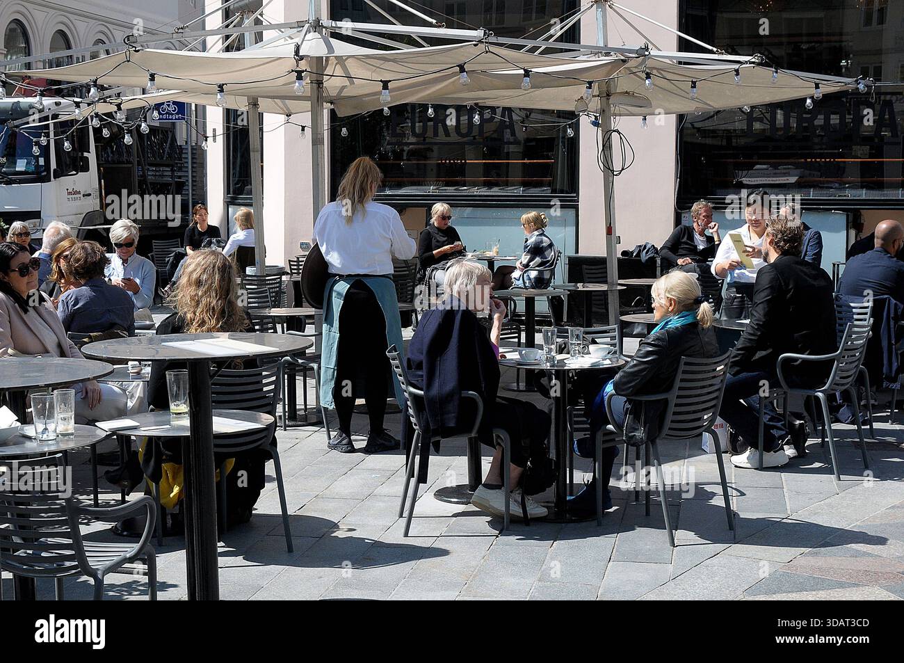 Kopenhagen, Dänemark, 20. Mai 2020.  Dänemark eröffnet ab dem 18 . Mai 200 die zweite Phase der Wiedereröffnung von Cafés und Restaurants für Dienstleistungen und Geschäfte auf der Grundlage von Anweisungen zur sozialen Entlassung der staaten in gesundheitlichen Fragen . Foto: Francis Dean/DeanPictures Stockfoto