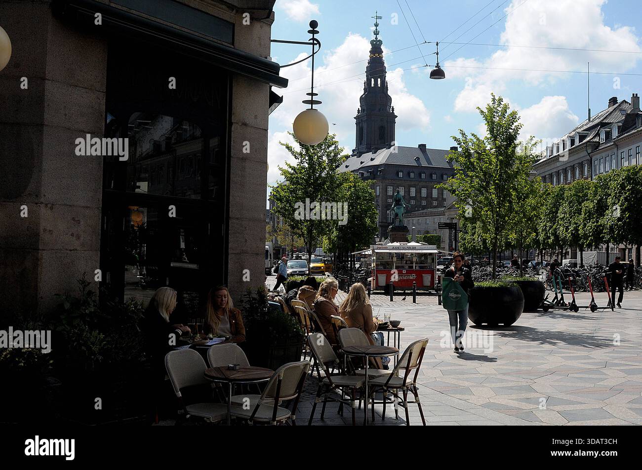 Kopenhagen, Dänemark, 20. Mai 2020.  Dänemark eröffnet ab dem 18 . Mai 200 die zweite Phase der Wiedereröffnung von Cafés und Restaurants für Dienstleistungen und Geschäfte auf der Grundlage von Anweisungen zur sozialen Entlassung der staaten in gesundheitlichen Fragen . Foto: Francis Dean/DeanPictures Stockfoto