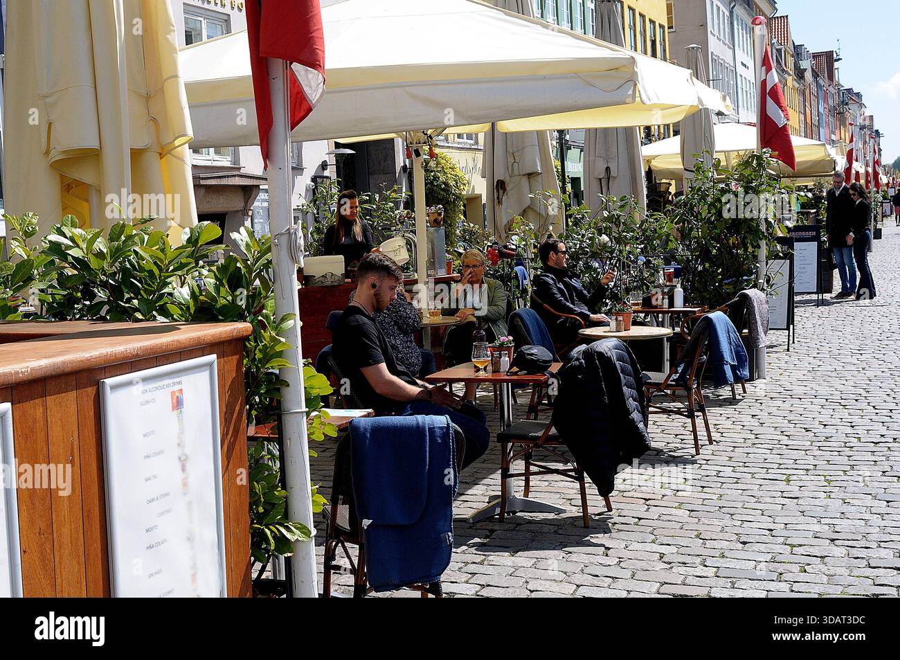 Kopenhagen, Dänemark, 20. Mai 2020.  Dänemark eröffnet ab dem 18 . Mai 200 die zweite Phase der Wiedereröffnung von Cafés und Restaurants für Dienstleistungen und Geschäfte auf der Grundlage von Anweisungen zur sozialen Entlassung der staaten in gesundheitlichen Fragen . Foto: Francis Dean/DeanPictures Stockfoto