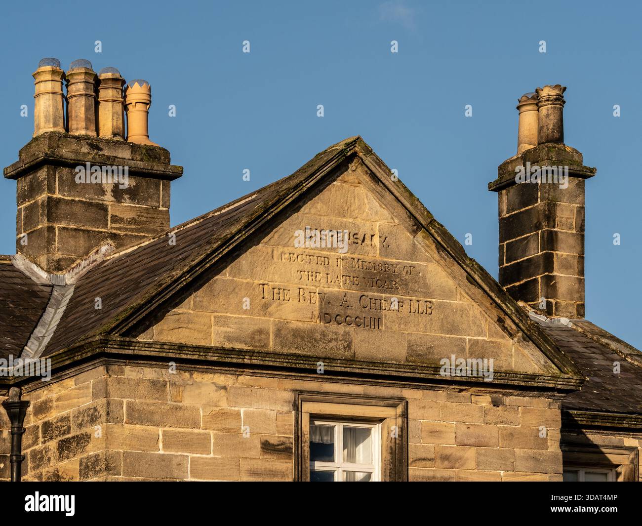 Steingiebelinschrift auf der ehemaligen Dispensary in Knaresborough, errichtet zum Gedenken an Reverend A. Cheap im Jahr 1853. Stockfoto