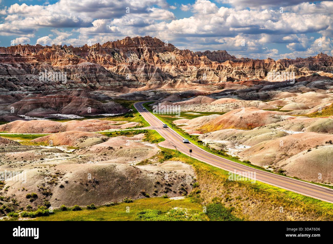 Die Badlands Loop Road schlängelt sich durch farbenfrohe Felsformationen im Badlands National Park, South Dakota. Die Panoramastraße bietet Autos, die an erodierter See vorbeifahren Stockfoto