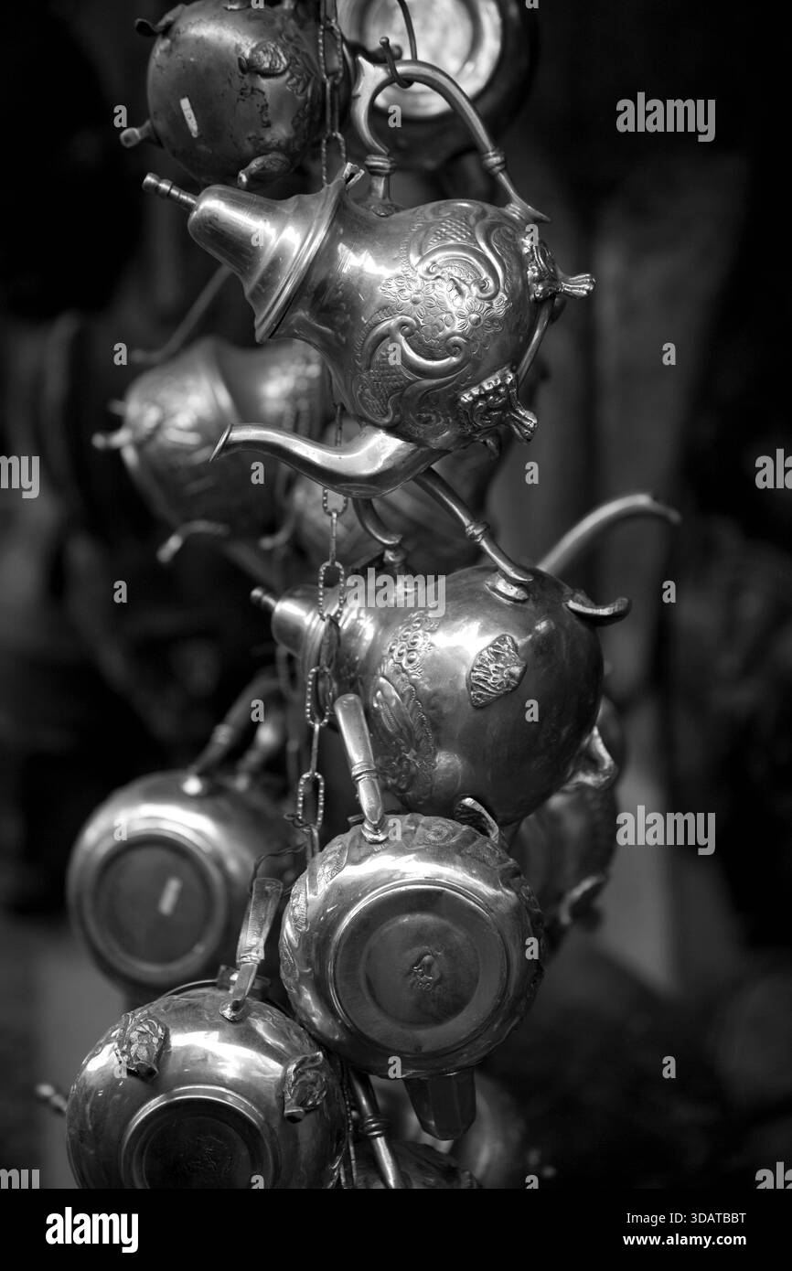 Teekannen zum Verkauf in Marrekesh, Marokko Stockfoto