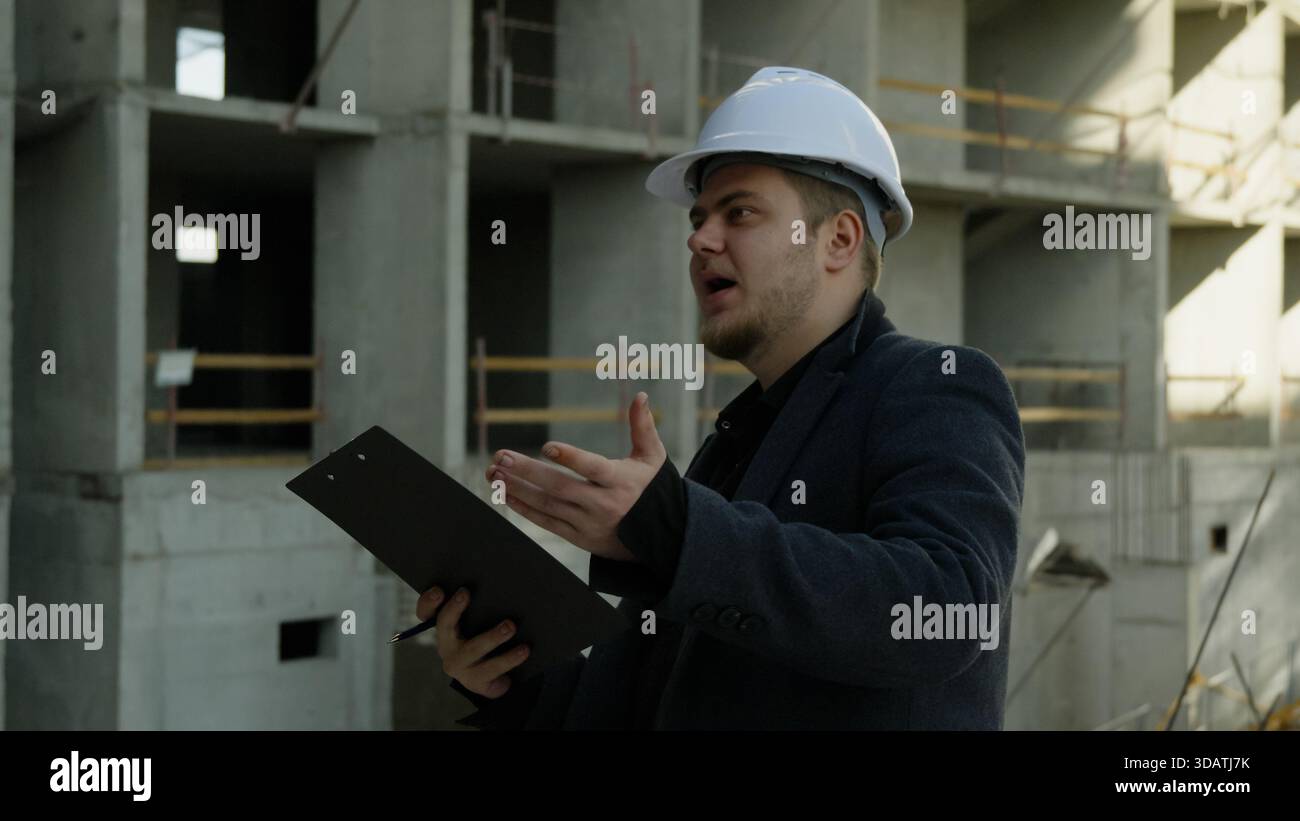 Architekt mit einem Eingabestift auf einem Tablet-Computer auf einer Baustelle Stockfoto