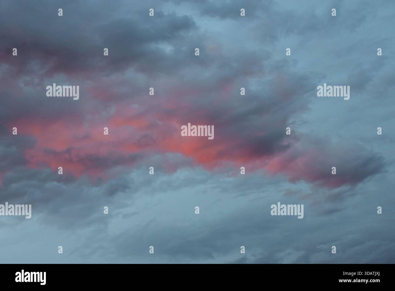 Eine romantische, beeindruckende Szene, in der der Himmel in Gold-, Korallen- und Violetttönen leuchtet. Das friedliche Ende des Tages festzuhalten. Stockfoto
