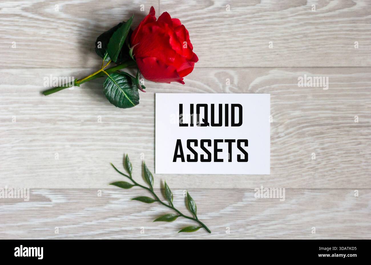 Legen Sie FLÜSSIGE ASSETS auf einen Notizblock. Blick von oben. Unternehmen Stockfoto