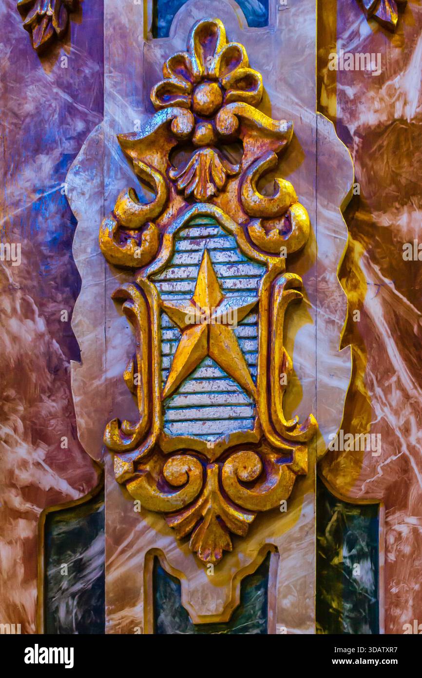 Verzierte Goldverzierte Platte Mit Marmorhintergrund: Kompliziertes Geschnitztes Design, Luxuriöses Innendetail Stockfoto