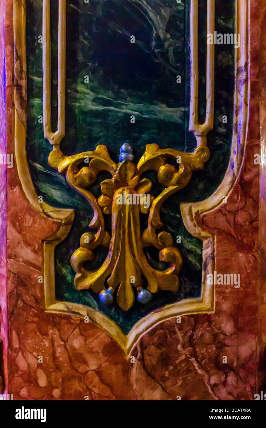Verzierte Goldverzierte Platte Mit Marmorhintergrund: Kompliziertes Geschnitztes Design, Luxuriöses Innendetail Stockfoto