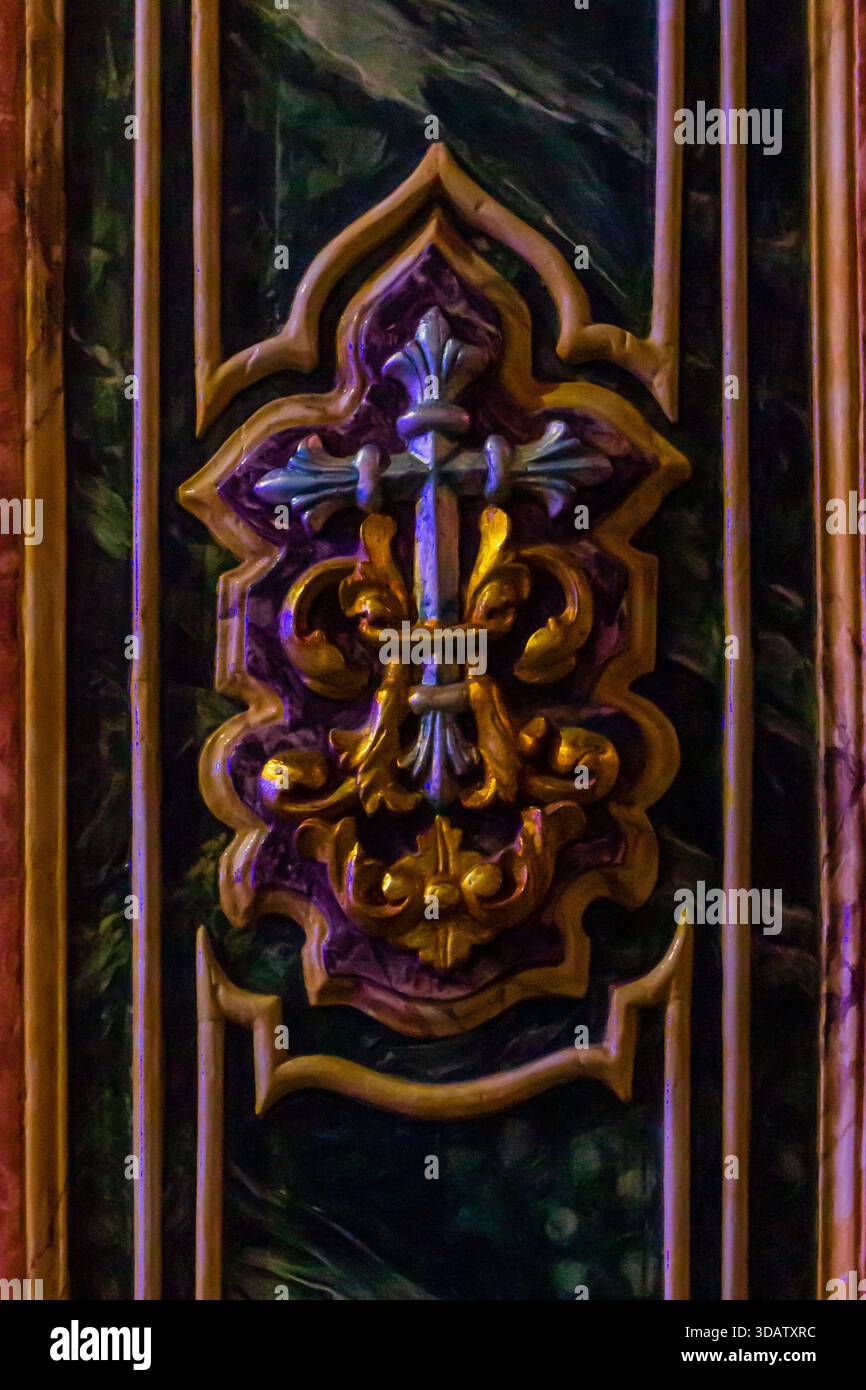 Verzierte Goldverzierte Platte Mit Marmorhintergrund: Kompliziertes Geschnitztes Design, Luxuriöses Innendetail Stockfoto