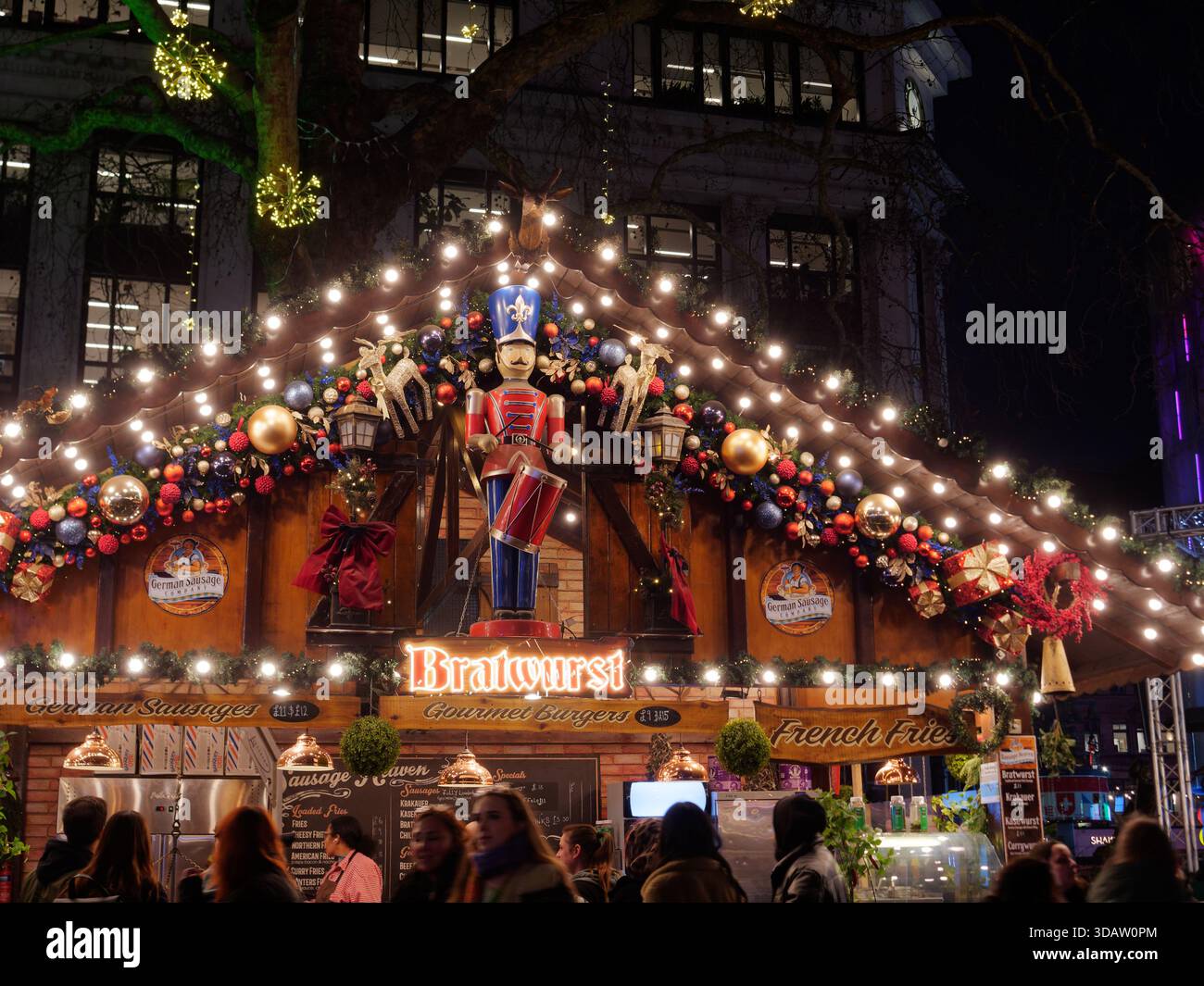 Weihnachtsmarkt am Leicester Square bei Nacht während der Festtagszeit mit Weihnachtsbeleuchtung in London. 11. Dez. 2025 Stockfoto