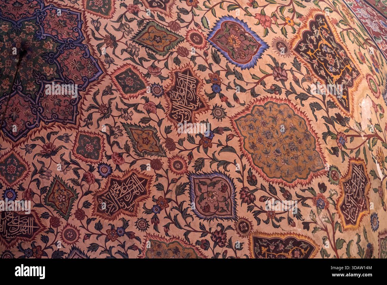 Blick auf komplizierte florale und geometrische Muster zieren die Decke, eine Symphonie aus Farben und Texturen, die ein faszinierendes visuelles Erlebnis schafft. Stockfoto