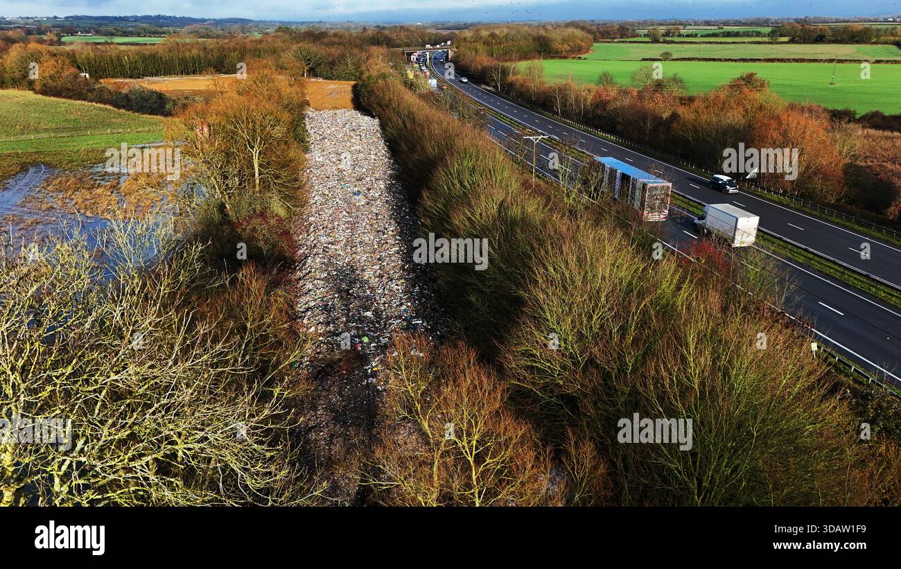 Der 150 m lange Berg aus Müll, der illegal neben der A34 und in der Nähe des River Cherwell in Kidlington, Oxfordshire, abgeladen wurde. Bilddatum: Freitag, 12. Dezember 2025. Stockfoto