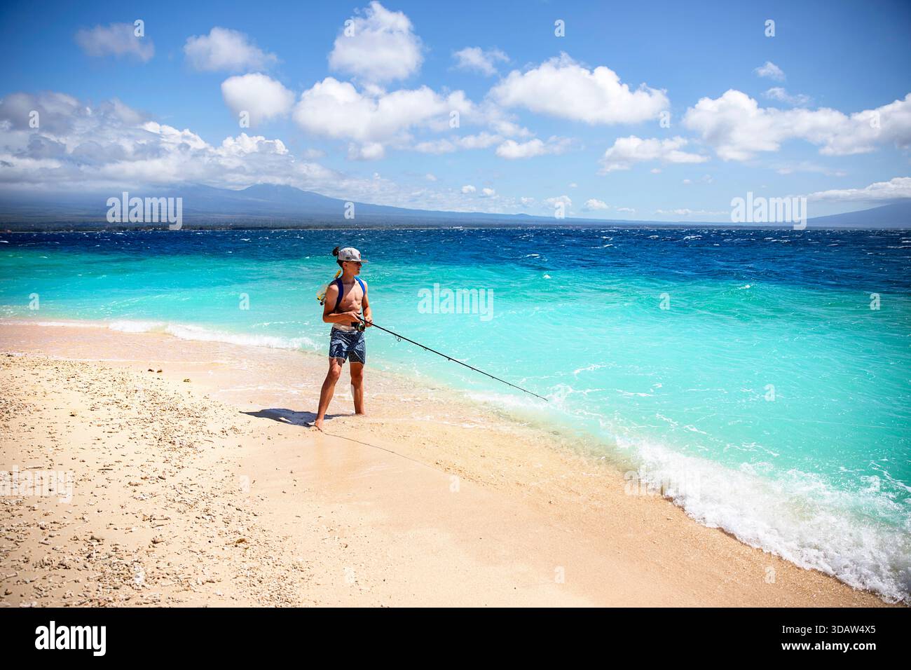 Spektakuläre tropische Insel Tabuhan zwischen Java und Bali Insel in Indonesien, Touristenfischen in türkisfarbenem Wasser, Uferabwurf am weißen Sandstrand Stockfoto