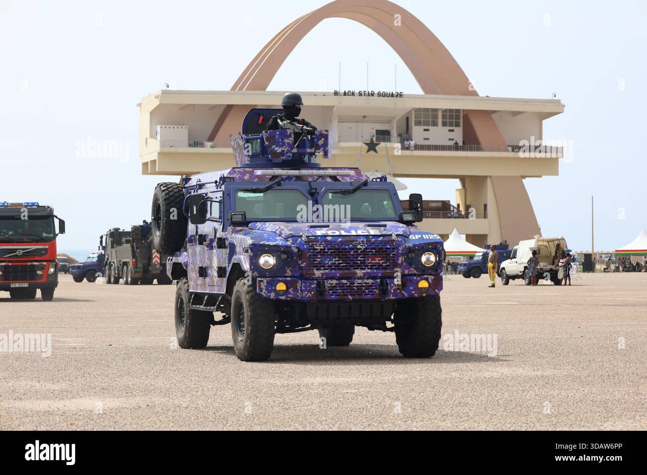 (251212) -- ACCRA, 12. Dezember 2025 (Xinhua) -- ein gepanzertes Fahrzeug wird während einer gemeinsamen Übung dargestellt, die vom ghanaischen Sicherheitsdienst am 11. Dezember 2025 in Accra, Ghana, gestartet wurde. Die ghanaischen Sicherheitsdienste starteten am Donnerstag eine gemeinsame Übung, um ihre Bereitschaft zur Aufrechterhaltung des Friedens und der Sicherheit im Land unter Beweis zu stellen. Die "Show of Force"-Operation, an der Militär, Polizei, Einwanderungsbehörde, Feuerwehr, die Gefängnisse und die Zollabteilung der Ghana Revenue Authority stellten Personal, Kampfausrüstung und Hardware entlang der wichtigsten Routen von Accra zu Gemeinden außerhalb der Hauptstadt in Boos Stockfoto