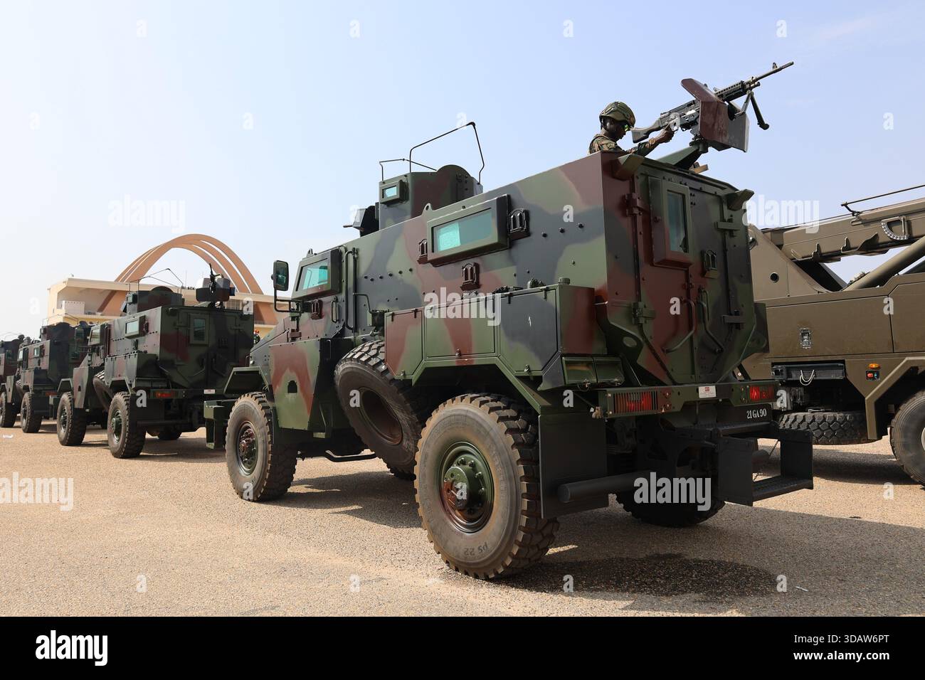 (251212) -- ACCRA, 12. Dezember 2025 (Xinhua) -- gepanzerte Fahrzeuge werden im Rahmen einer gemeinsamen Übung dargestellt, die vom ghanaischen Sicherheitsdienst am 11. Dezember 2025 in Accra, Ghana, gestartet wurde. Die ghanaischen Sicherheitsdienste starteten am Donnerstag eine gemeinsame Übung, um ihre Bereitschaft zur Aufrechterhaltung des Friedens und der Sicherheit im Land unter Beweis zu stellen. Die "Show of Force"-Operation, an der Militär, Polizei, Einwanderungsbehörde, Feuerwehr, die Gefängnisse und die Zollabteilung der Ghana Revenue Authority stellten Personal, Kampfausrüstung und Hardware entlang der wichtigsten Routen von Accra zu Gemeinden außerhalb der Hauptstadt zur Verfügung Stockfoto