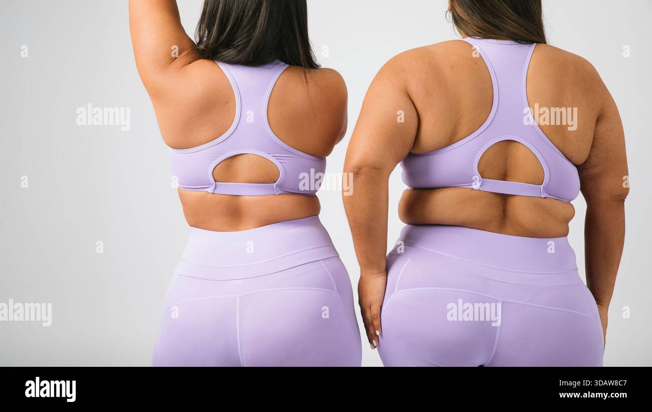 Frauen zeigen selbstbewusst Körperpositivität in passender Lavendel-Activewear, zelebrieren verschiedene Körperformen und fördern ein gesundes Selbstbild. Die sce Stockfoto