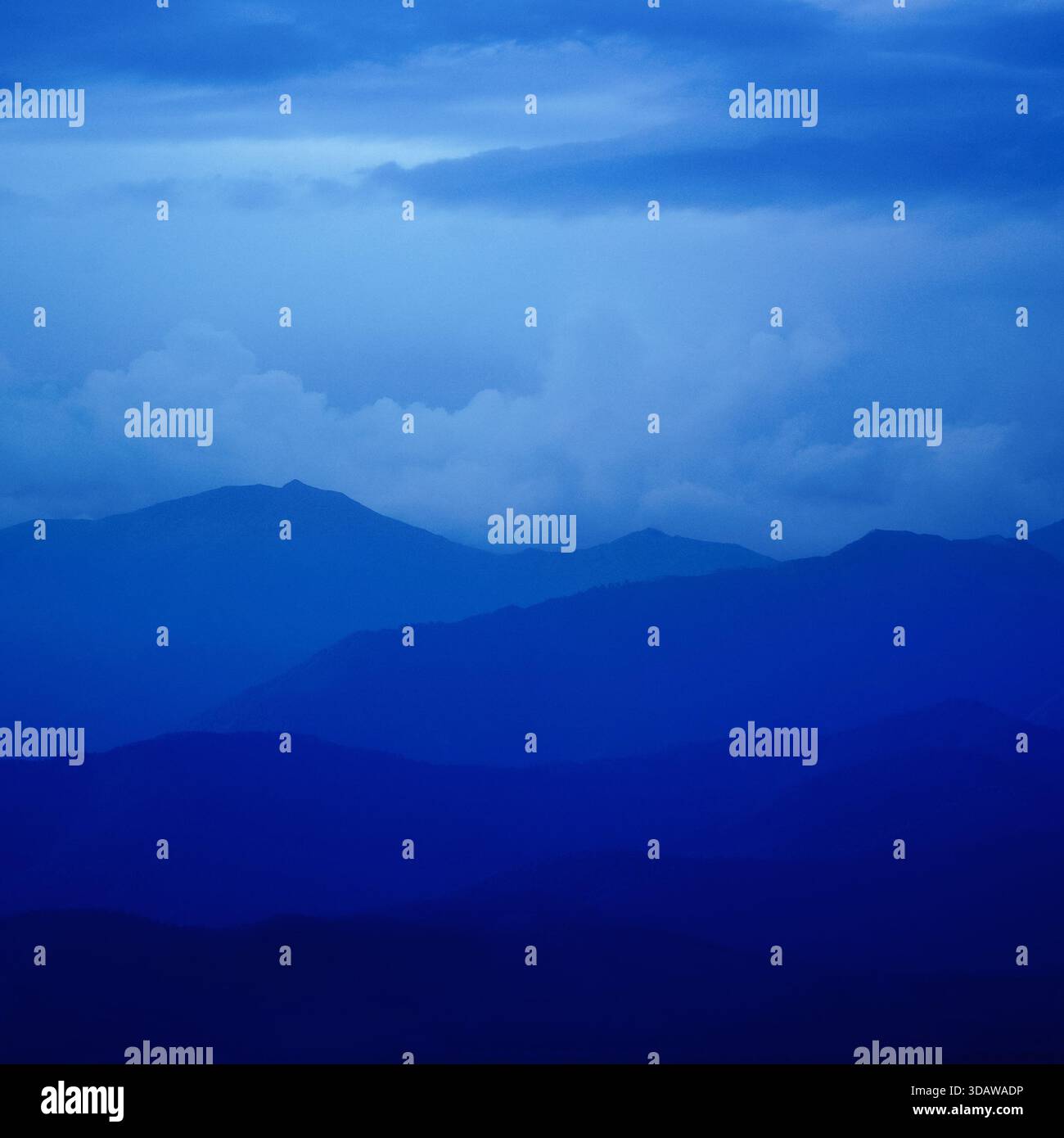 Blauer Berg im Lagenlook Stockfoto