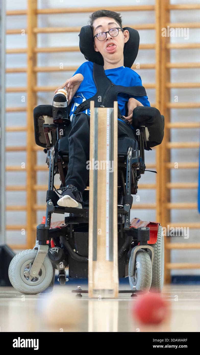 Boccia-Spieler mit Zerebralparese nehmen an Trainingseinheiten teil, wobei der Schwerpunkt auf der Entwicklung von Fähigkeiten und Strategie liegt. Spezialausrüstung verbessert ihr Spiel p Stockfoto