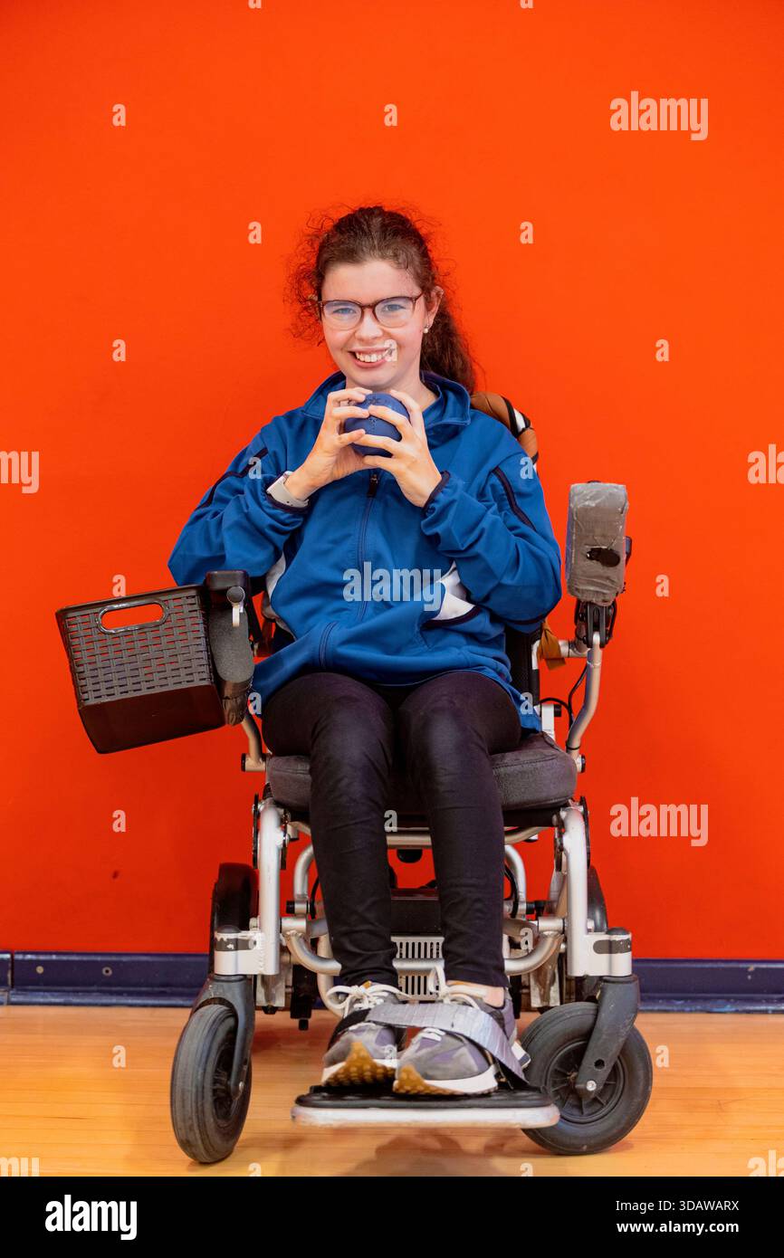 Boccia-Spieler mit Zerebralparese nehmen an einem inspirierenden Training teil. Der Schwerpunkt liegt auf ihrer Entschlossenheit, der Entwicklung von Fähigkeiten und ihrem Engagement für t Stockfoto
