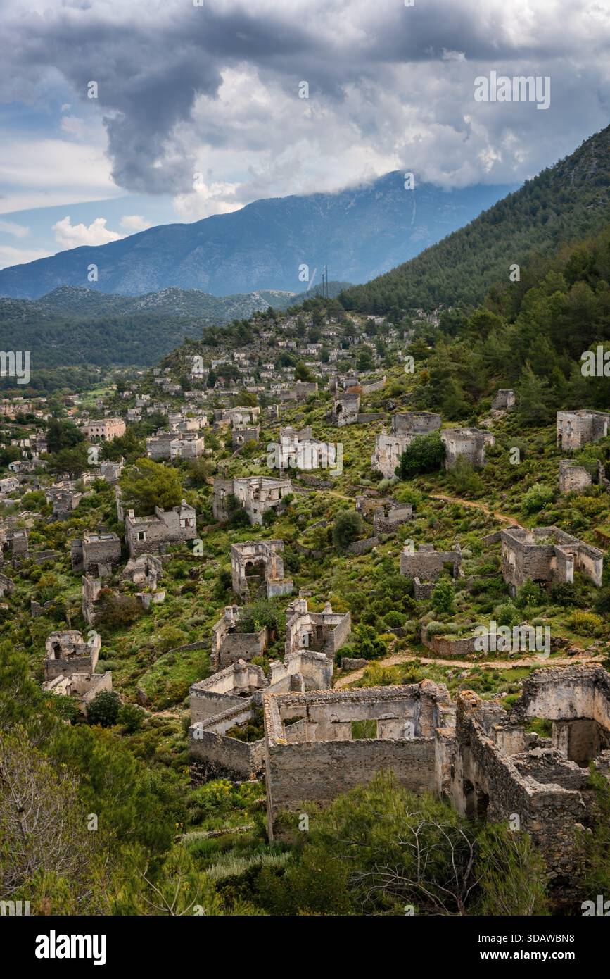 Eine eindringliche und dennoch ruhige Schönheit der verlassenen griechisch-orthodoxen christlichen Stadt Kayakoy, eingebettet zwischen üppigen Hügeln und Landschaften im Südwesten der Türkei Stockfoto