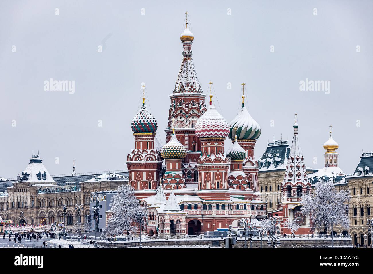 Der Blick auf die schneebedeckten Kuppeln und Türme der Basilius-Kathedrale erhebt sich majestätisch vor dem winterlichen Himmel, eine Mischung aus Farben und architektonischer Pracht, dem Mosc Stockfoto
