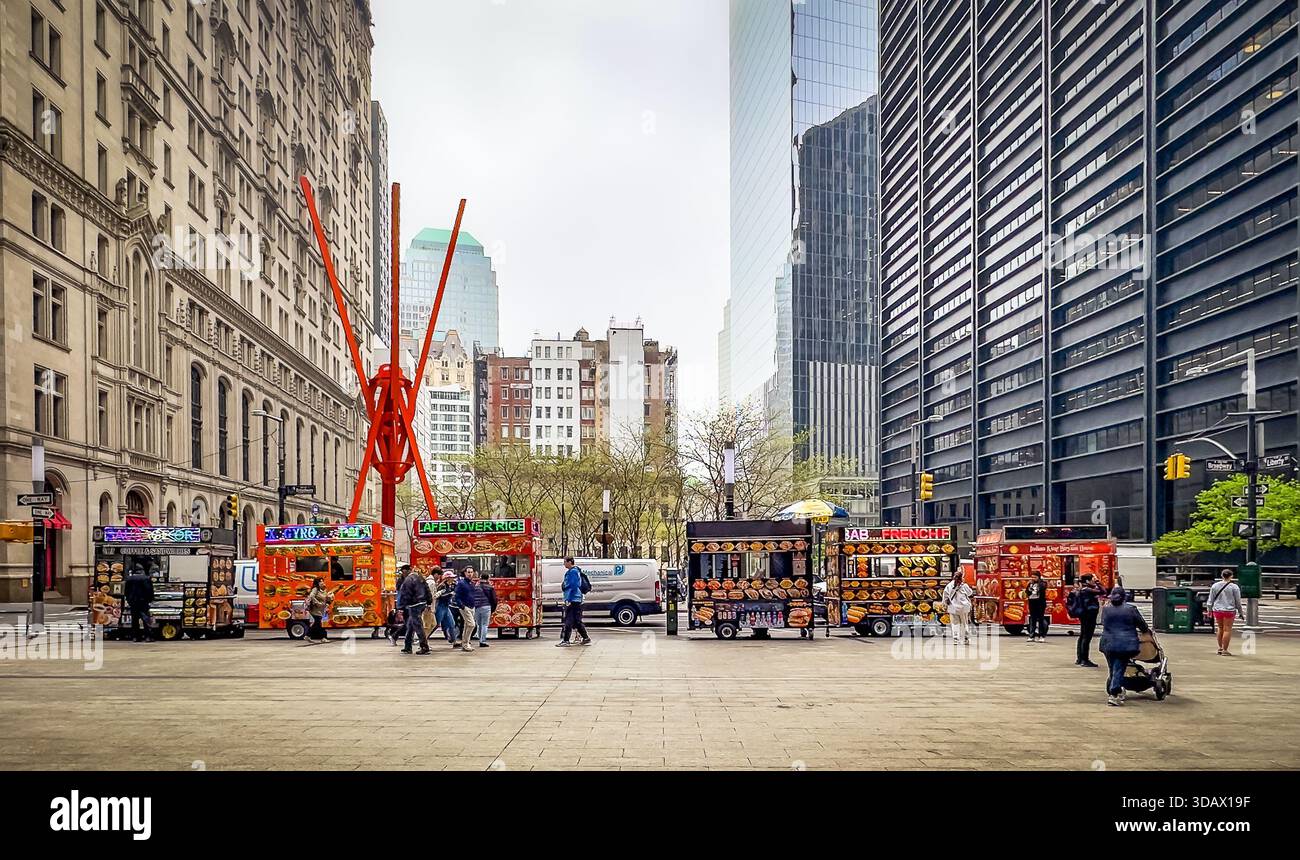 New York City, USA, 30. April 2024, Blick auf Street Food-Händler auf dem Harry B Helmsley Plaza im Finanzviertel. Stockfoto