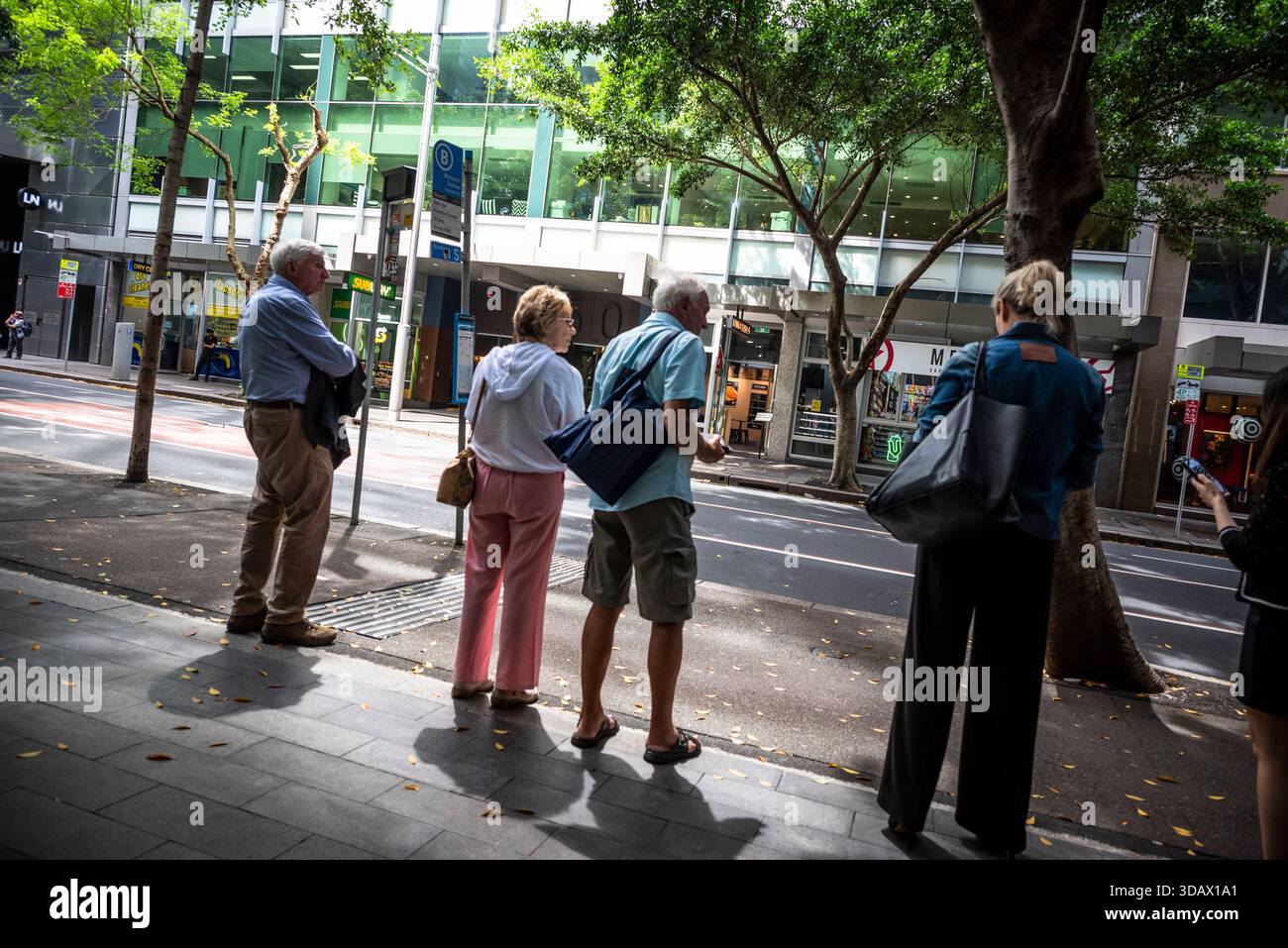 Leute, die an einer Bushaltestelle in der Castlereagh Street, dem zentralen Geschäftsviertel, CBD, Sydney, NSW, Australien warten Stockfoto
