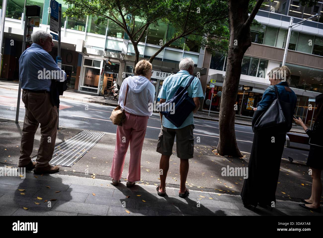 Leute, die an einer Bushaltestelle in der Castlereagh Street, dem zentralen Geschäftsviertel, CBD, Sydney, NSW, Australien warten Stockfoto
