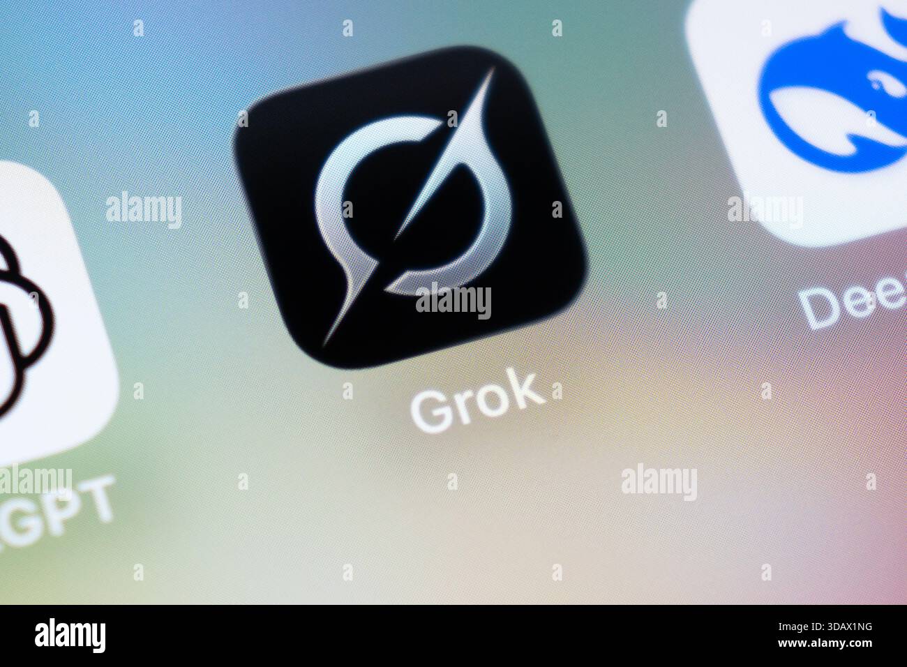 Jerewan, Armenien, 25. November 2025: Grok App-Symbol-App auf Smartphone-Bildschirm Nahansicht. GROK-Zeichen und -Logo Stockfoto