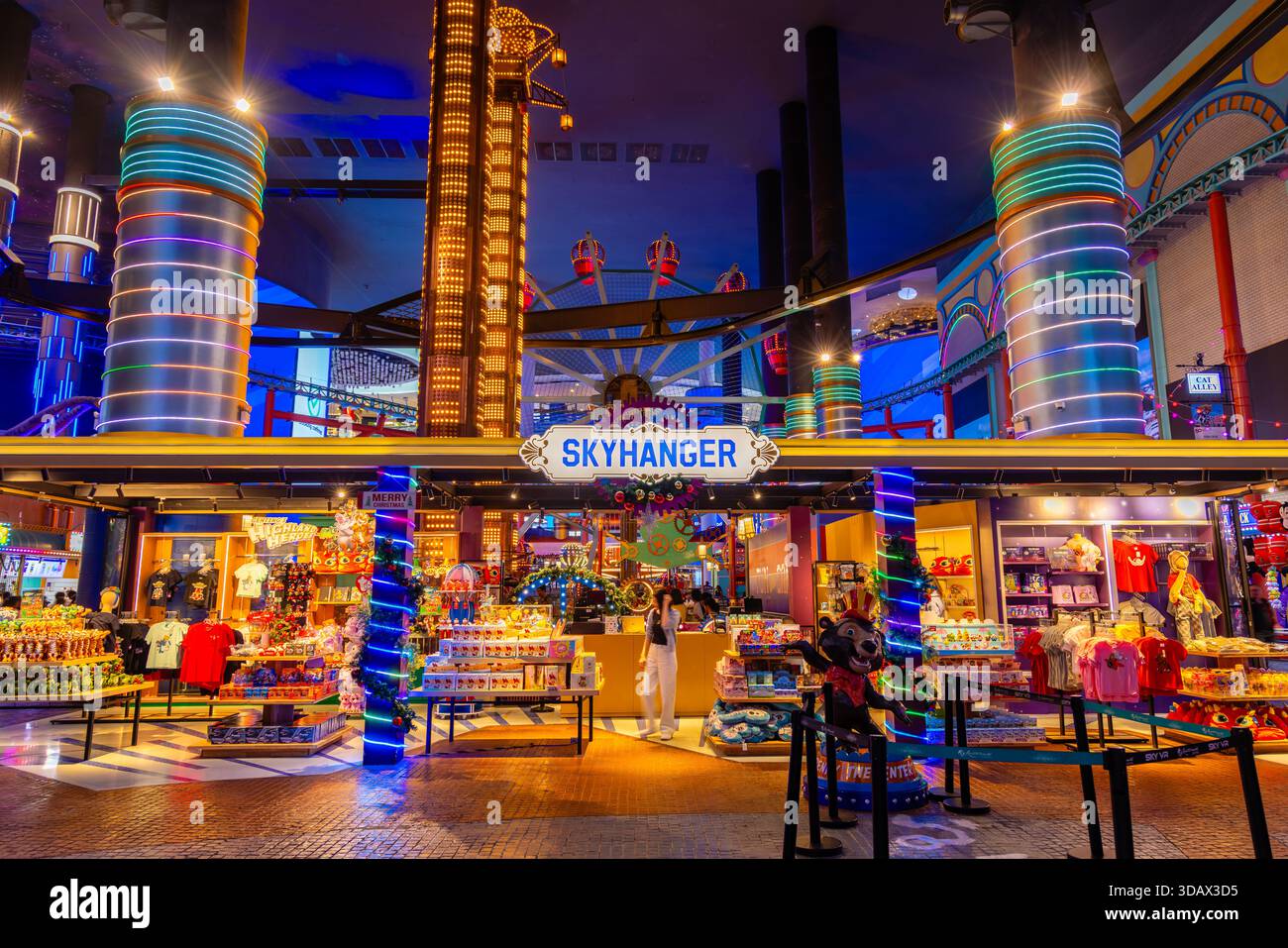 Der Skytropolis Indoor Theme Park im Genting Highlands leuchtet mit leuchtenden Neonlichtern. Der moderne Unterhaltungskomplex bietet aufregende Fahrgeschäfte, Einzelhandel und fa Stockfoto