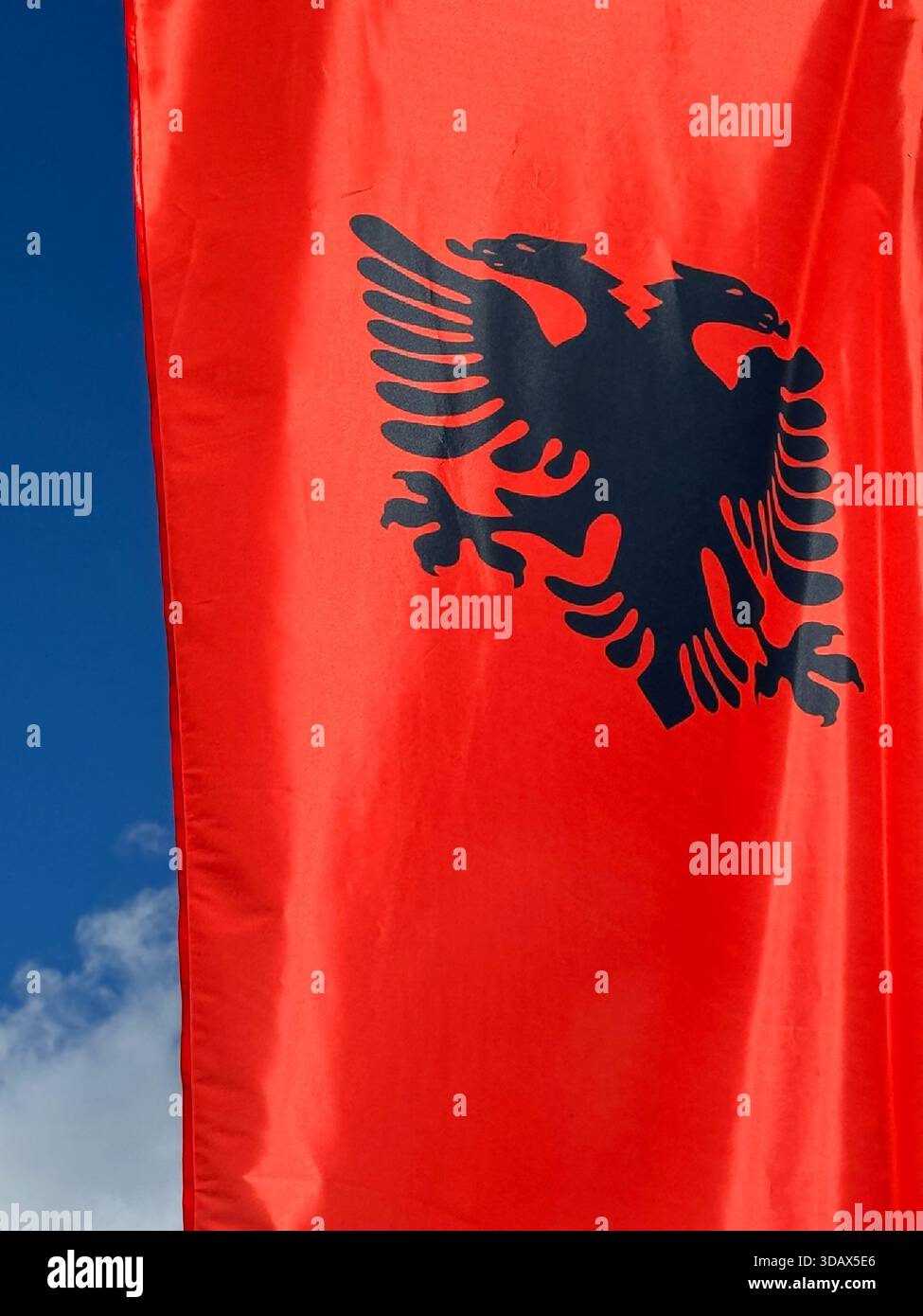 Nationalflagge Albaniens gegen den Himmel Stockfoto