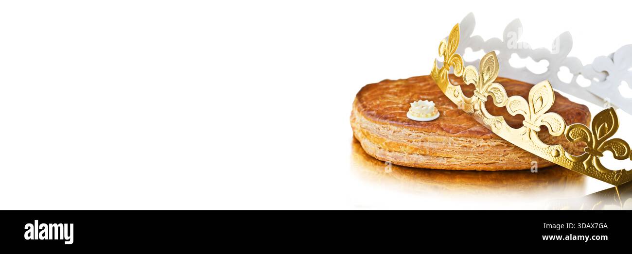 Galette des rois, französischer Königskuchen mit einer goldenen Krone isoliert auf weißem Panoramahintergrund, Kopfzeile der Epiphany-Tradition, ausgeschnitten Stockfoto