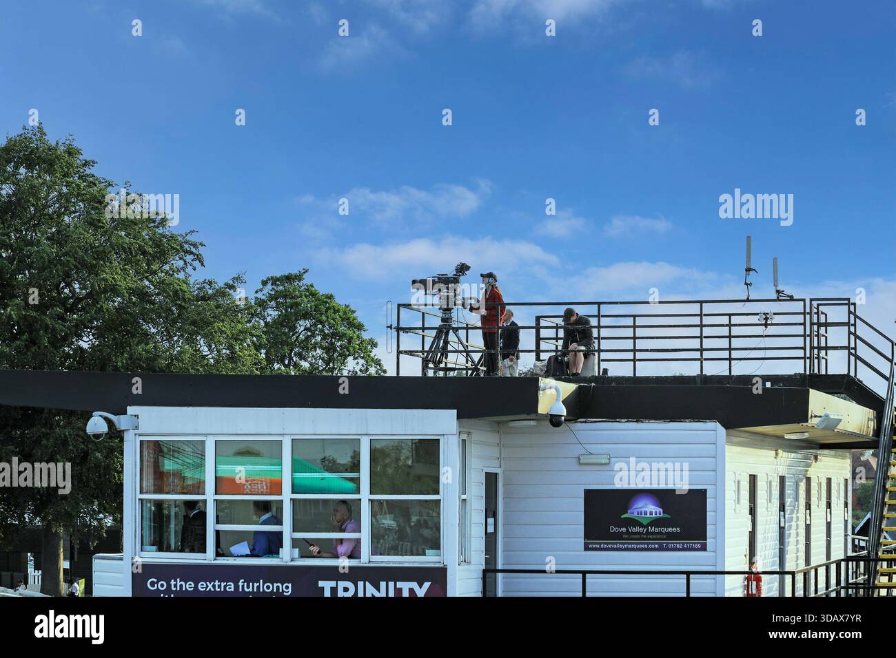 Eine Fernsehkamera auf dem Dach eines Gebäudes, die die Rennen auf der Uttoxeter Rennstrecke in Uttoxeter, Staffordshire, England, Großbritannien, aufzeichnet Stockfoto