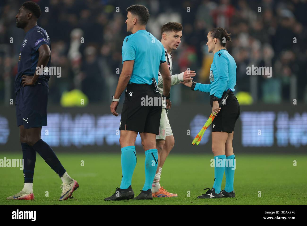 Turin, Italien. Dezember 2025. Derrick Luckassen vom FC Pafos und der spanische Schiedsrichter Jesus Gil Manzano schauen zu, als Francisco Conceicao von Juventus dem spanischen Schiedsrichter Guadalupe Porras Ayuso die Hand schüttelt, nachdem das Finale des Spiels Juventus gegen Pafos FC UEFA Champions League im Stadion Juventus, Turin, gepfeift wurde. Der Bildnachweis sollte lauten: Jonathan Moscrop/Sportimage Credit: Sportimage Ltd/Alamy Live News Stockfoto