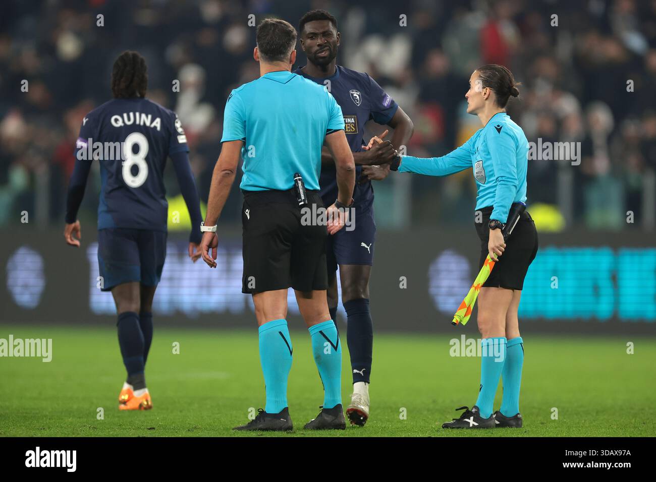Turin, Italien. Dezember 2025. Der spanische Schiedsrichter Jesus Gil Manzano sieht an, als Derrick Luckassen von Pafos FC dem spanischen Schiedsrichter Guadalupe Porras Ayuso die Hand schüttelt, nachdem er das Finale des Spiels Juventus gegen Pafos FC UEFA Champions League im Juventus-Stadion in Turin anpfiff. Der Bildnachweis sollte lauten: Jonathan Moscrop/Sportimage Credit: Sportimage Ltd/Alamy Live News Stockfoto
