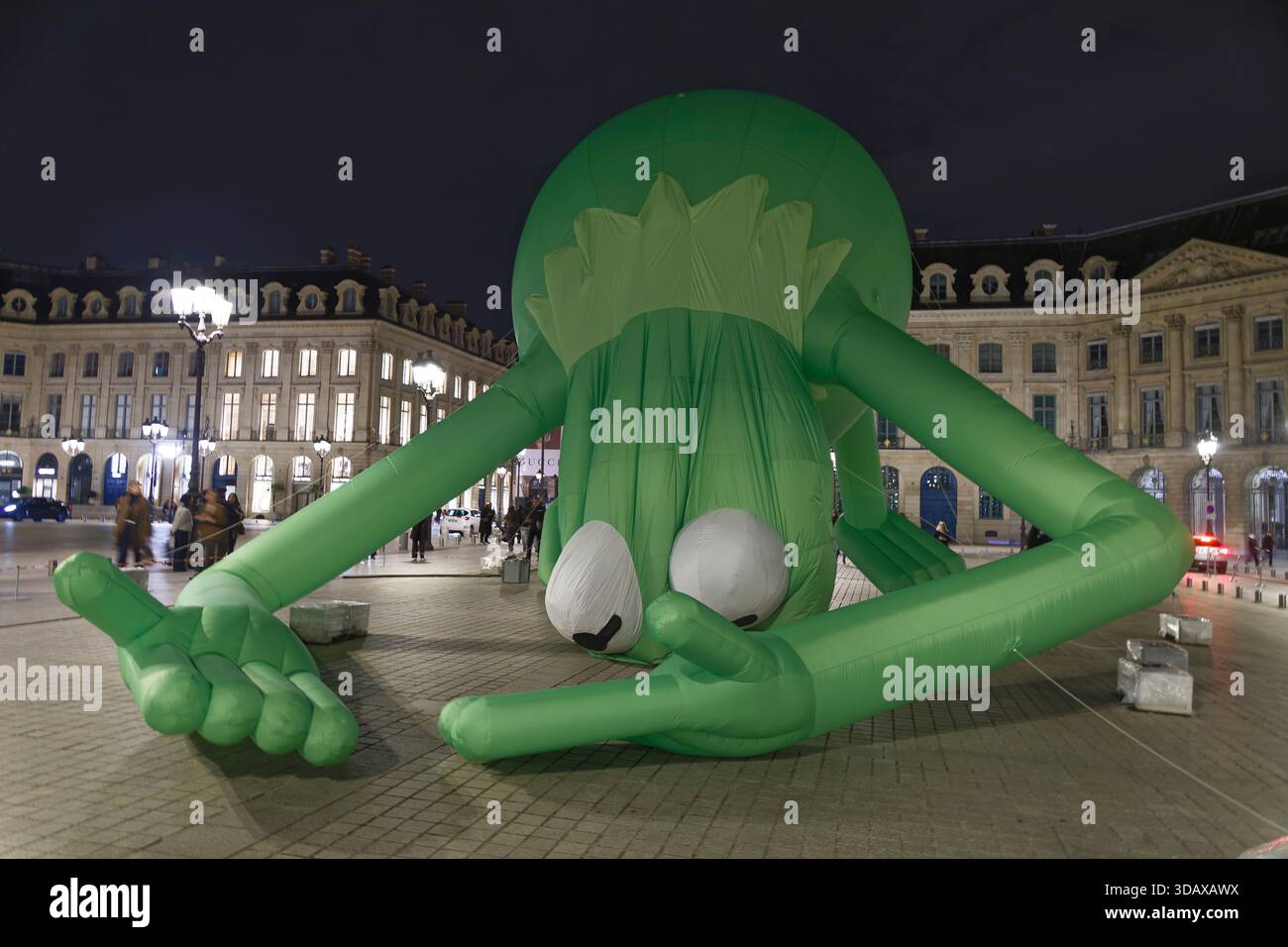 Paris, Frankreich. Oktober 2025. Kermit der Frosch, eine riesige aufblasbare Installation in der Form eines grünen Frosches, der auf seinem Bauch liegt, dargestellt durch den AR Stockfoto