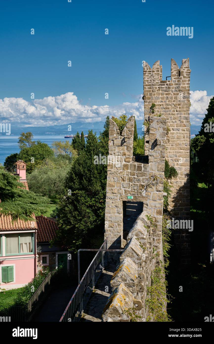 Stadtmauer mit Verteidigungsturm von Piran, Slowenien, Europa Stockfoto
