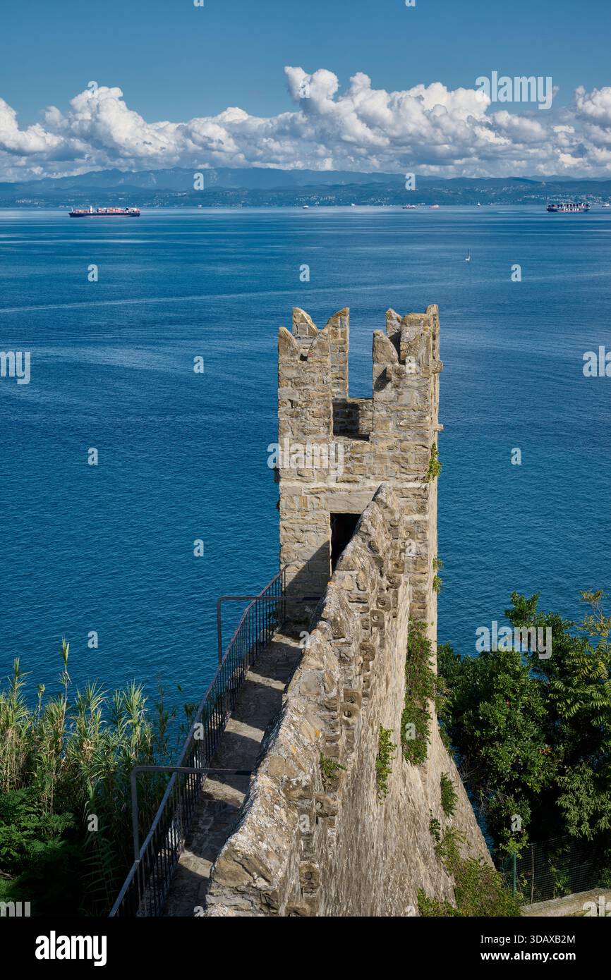 Stadtmauer mit Verteidigungsturm von Piran, Slowenien, Europa Stockfoto