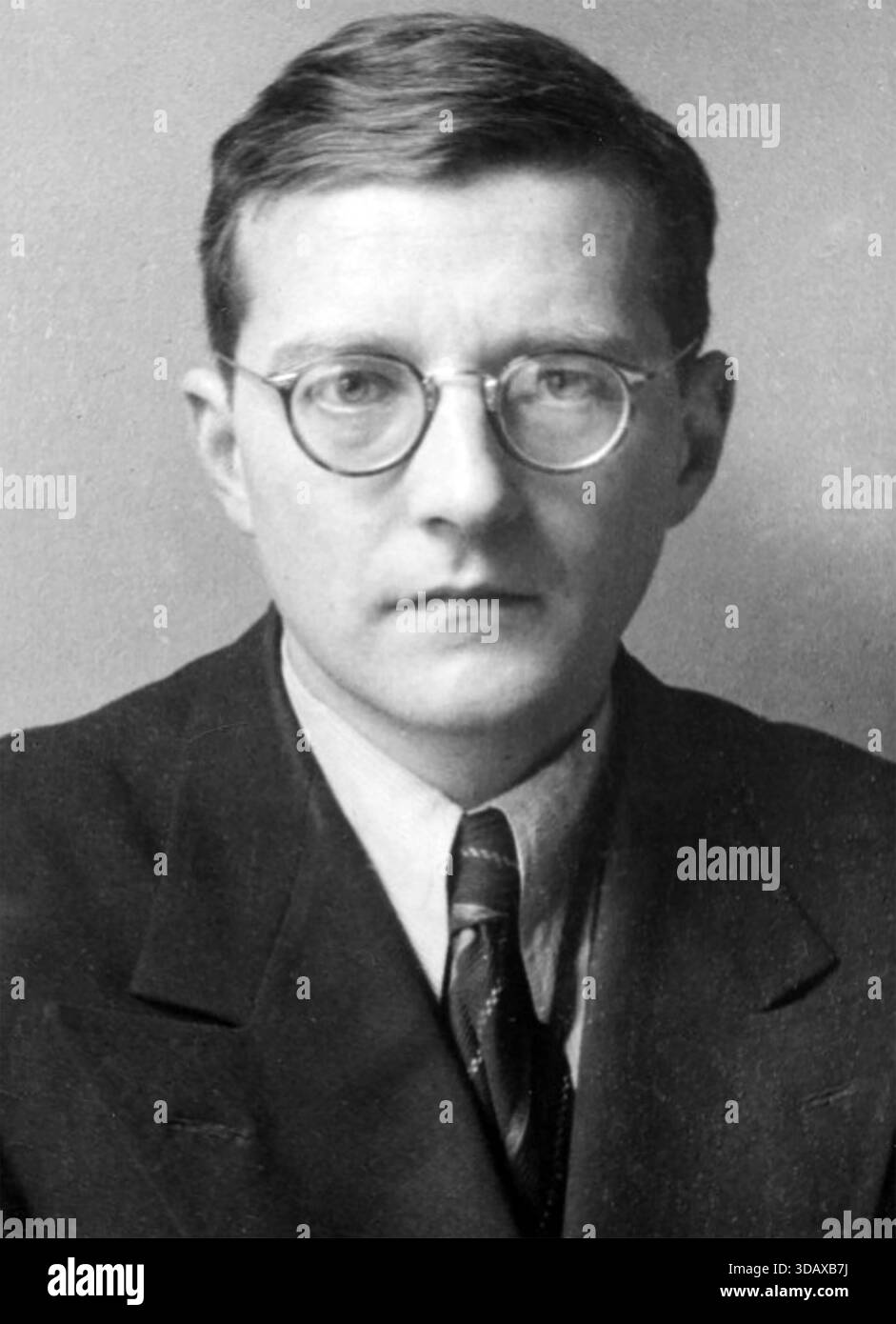 DMITRI SCHOSTAKOWITSCH (1906–1975) russischer Komponist und Pianist 1942. Foto: SIB Stockfoto