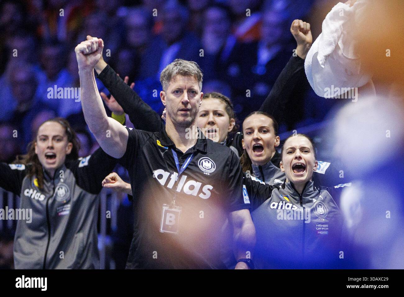 ROTTERDAM - Trainer Markus Gaugisch (GER) im Halbfinale gegen Frankreich bei der Handball-Weltmeisterschaft. ANP IRIS VAN DEN BROEK Credit: ANP/Alamy Live News Stockfoto