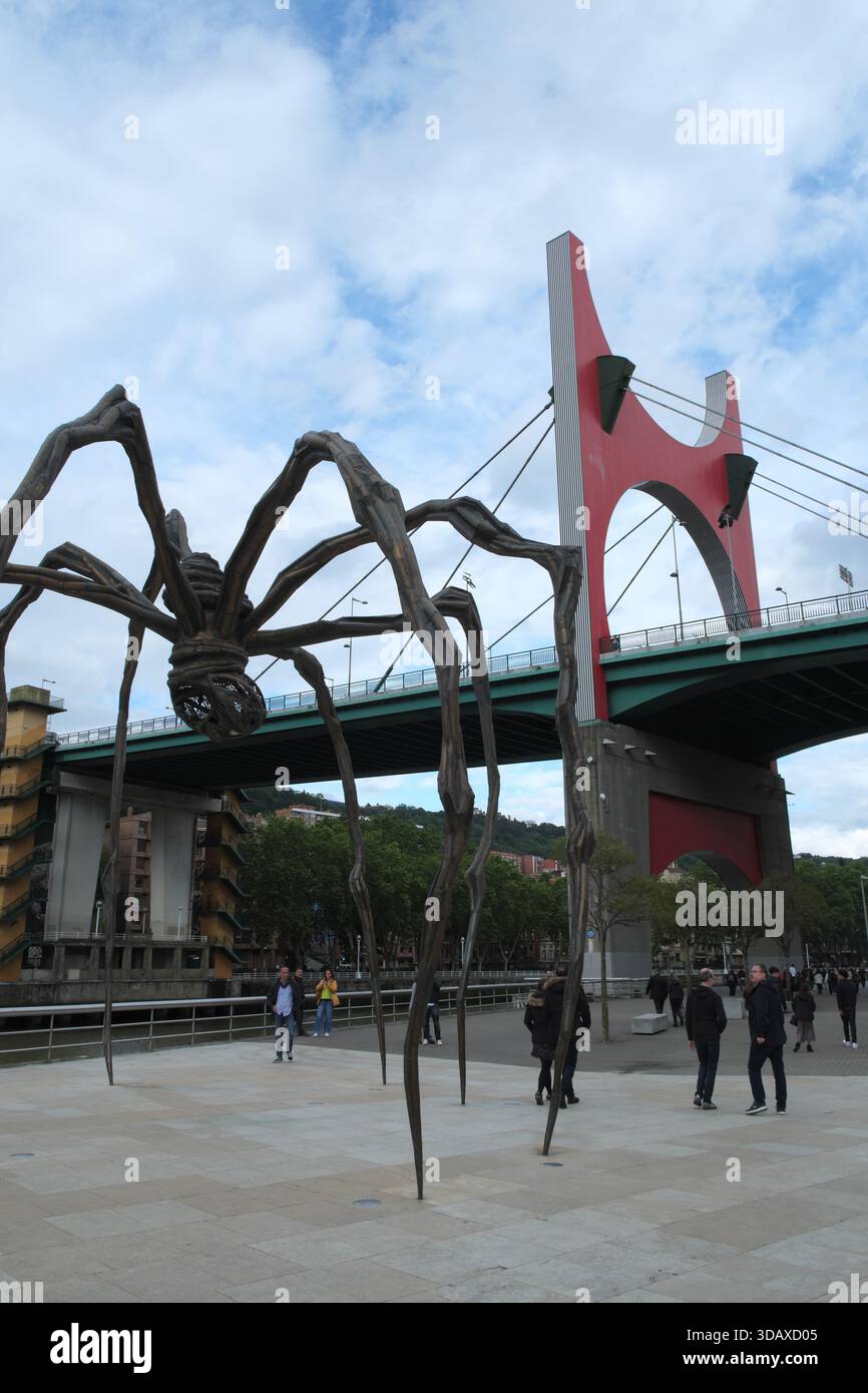 Louise Bourgeois' Spinnenskulptur „Maman“ mit der Brücke La Salve dahinter, Guggenheim Museum, Bilbao, Spanien. Stockfoto
