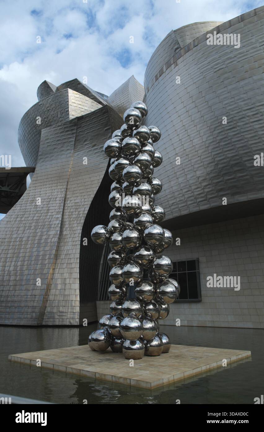 Anish Kapoors Skulptur „Tall Tree & the Eye“, Guggenheim Museum, Bilbao, Spanien. Stockfoto