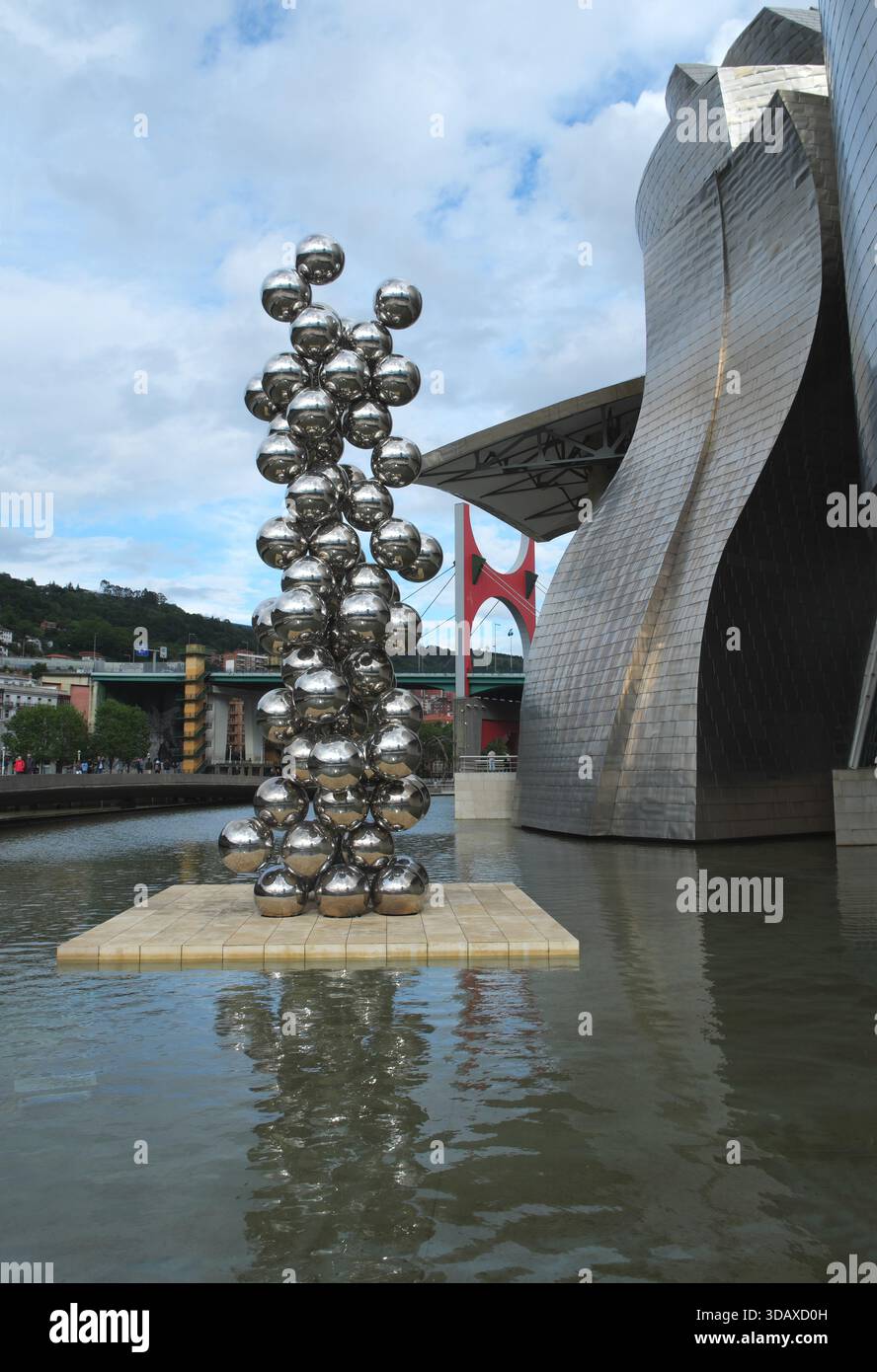 Anish Kapoors Skulptur „Tall Tree & the Eye“ und Guggenheim Museum, mit La Salve Bridge Beyond, Bilbao, Spanien. Stockfoto