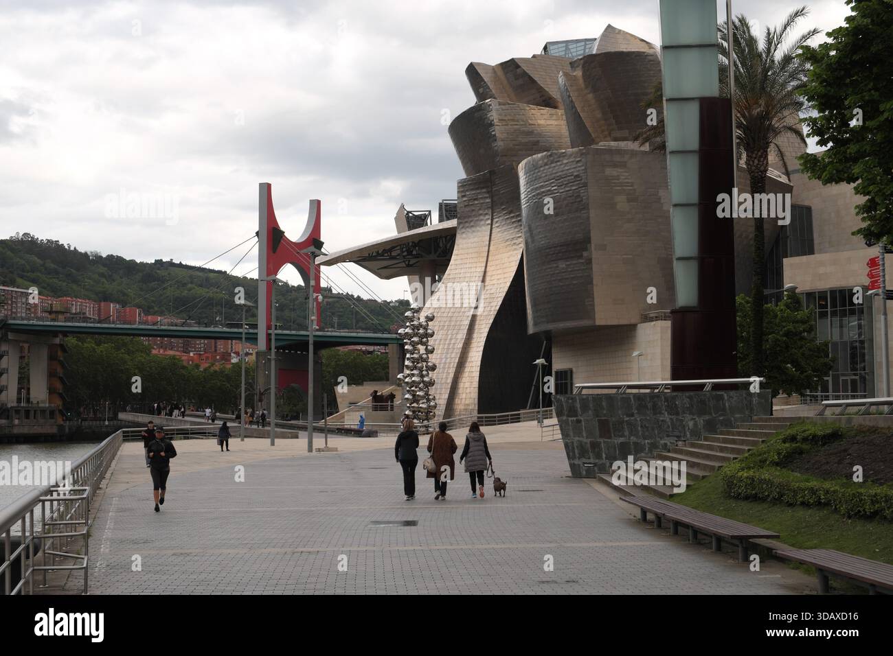 Anish Kapoors Skulptur „Tall Tree & the Eye“ und Guggenheim Museum, mit La Salve Bridge Beyond, Bilbao, Spanien. Stockfoto
