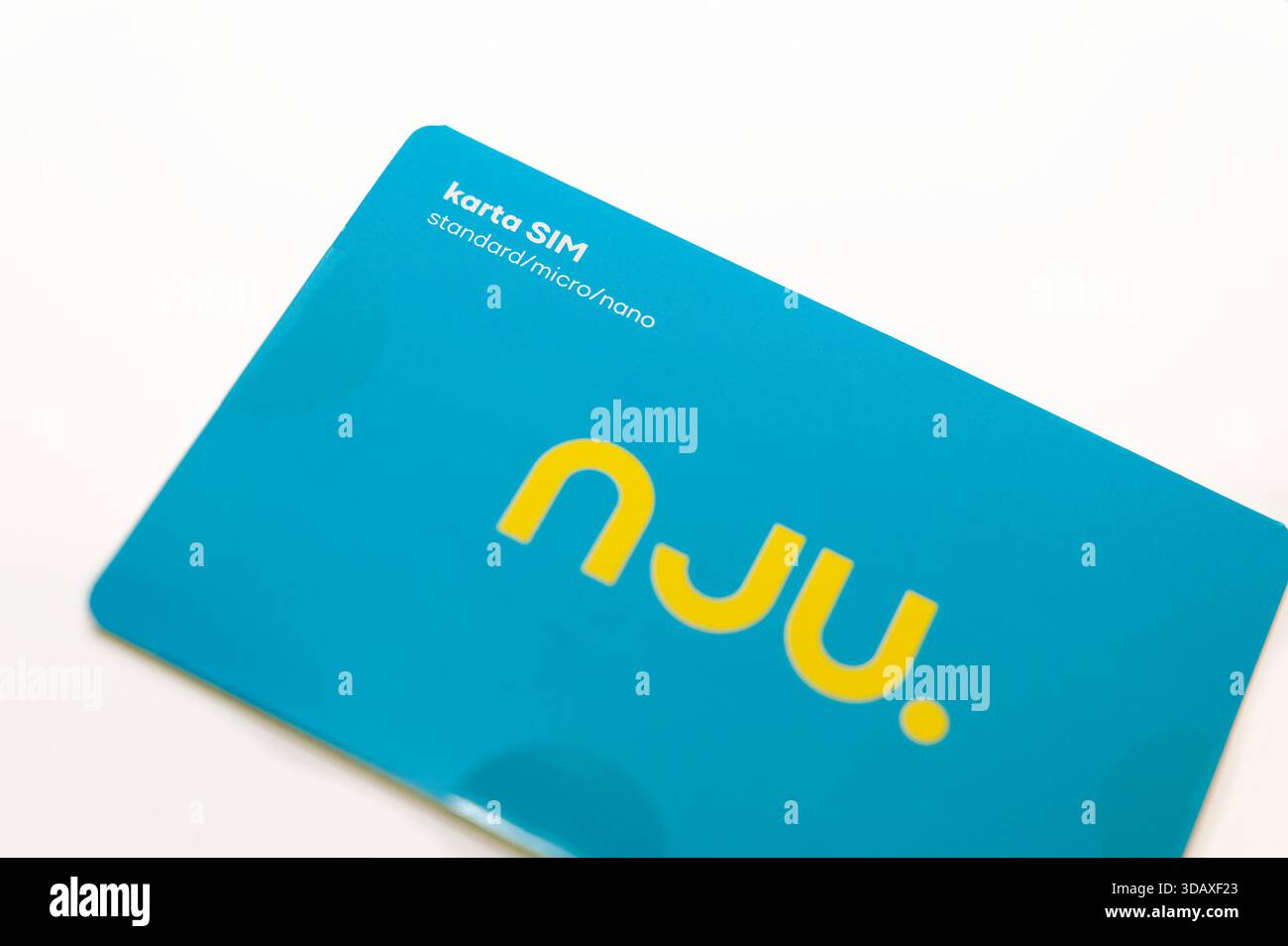 Nahaufnahme eines blauen NJU-SIM-Kartenpakets mit „karta SIM“-Text für Standard-, Micro- und Nanoformate. Stockfoto